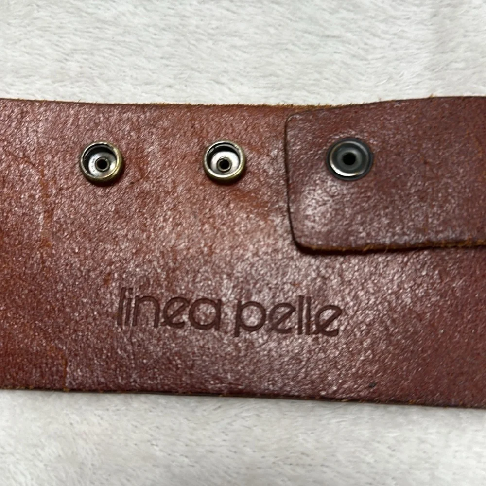 Línea Pelle wide leather embossed front hook metal belt, 42